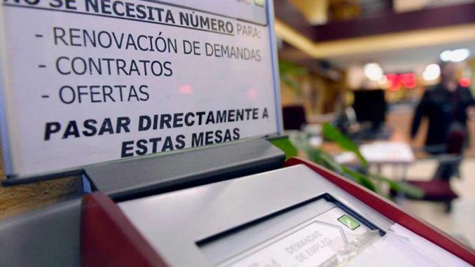 El sector servicios salva el empleo de Andalucía