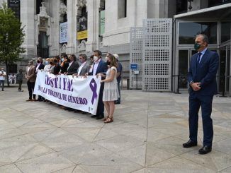 Vox acude al acto en memoria de niñas de Tenerife pero no sujeta la pancarta