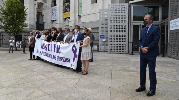 Vox acude al acto en memoria de niñas de Tenerife pero no sujeta la pancarta