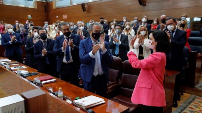 Ayuso es investida presidenta de Madrid con los votos de PP y Vox