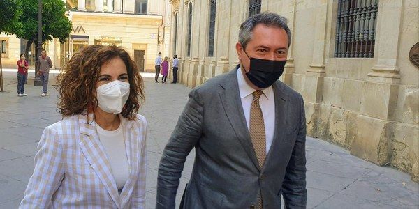 La ministra de Hacienda, María Jesús Montero y el alcalde de Sevilla, Juan Espadas