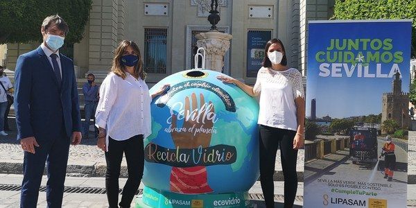 Varias personas presentan un contenedor de reciclaje