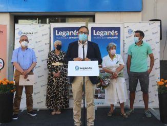 El Ayuntamiento homenajea a la primera farmacia y al primer estanco de Leganés, dos establecimientos centenarios en la ciudad