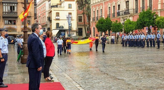 Juan Espadas, alcalde de Sevilla, participa en el izado solemne de la bandera de España. Un acto que ha tenido lugar en la Plaza de San Francisco con motivo del centenario de la creación de la Base Aérea de Tablada. Para Espadas “es un privilegio participar en el centenario de la Base Aérea de Tablada y en la divulgación del significado de la aviación y la defensa de Sevilla. Tenemos motivos para sentirnos orgullosos de la historia que nos señala como una referencia en Europa”. El alcalde de Sevilla no ha estado solo en el acto. Junto a él se encontraban el delegado de Gobernación y Fiestas Mayores, Juan Carlos Cabrera; la delegada de Hacienda, Sonia Gaya; el delegado de Economía, Comercio, Relaciones con la comunidad universitaria y área metropolitana, Francisco Páez; y la delegada del Distrito Los Remedios, María Encarnación Aguilar. Otras actividades El acto irá acompañado de la recuperación del calendario de actividades sociales y culturales, que el año pasado se vio limitado por la pandemia de covid-19. Entre este evento se encuentra a V edición del festival flamenco “Noches de Tablada” en julio. Además del Raid Aéreo que conectará las cuatro Bases centenarias (León, Zaragoza, Getafe y Tablada) en septiembre y la exposición “Tablada fue el principio” en el Ayuntamiento de Sevilla y Plaza de San Francisco para octubre.