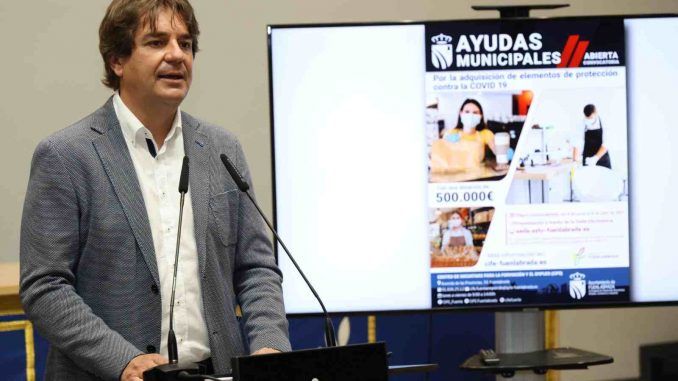 El alcalde de Fuenlabrada, Javier Ayala, presentando las nuevas ayudas