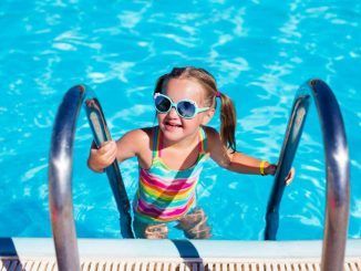 Mónica Monterreal, ha visitado hoy las piscinas municipales de verano que abrieron el sábado las puertas al público con una nueva tarjeta de deporte