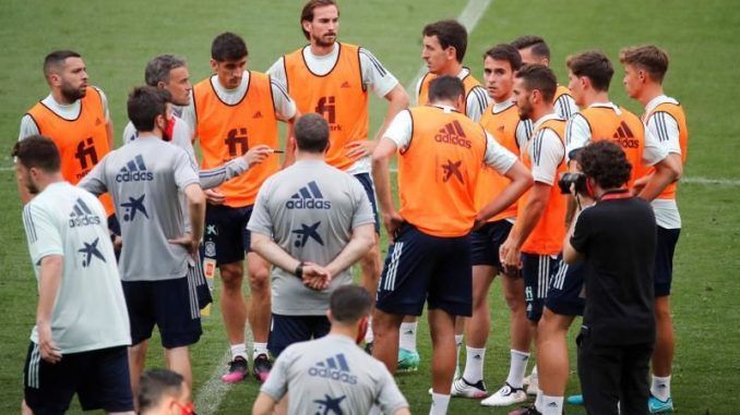 El entrenador de la selección española Luis Enrique dirige el entrenamiento de este jueves en el estadio Wanda Metropolitano, en Madrid