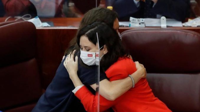 La presidenta en funciones de la Comunidad de Madrid, Isabel Díaz Ayuso, abraza a la consejera de Presidencia en funciones, Eugenia Carballedo, durante la constitución de la XII Legislatura en la Asamblea de Madrid este martes.