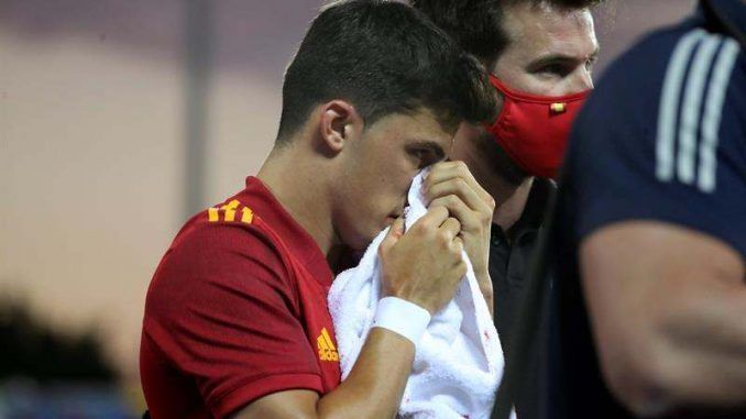 El centrocampista de la selección española sub21, Manu García, abandona el terreno de juego tras sufrir un golpe en la cara durante el encuentro amistoso frente a Lituania en el estadio de Butarque, en Leganés
