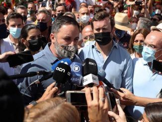 El presidente de Vox, Santiago Abascal, atiende a los medios durante la concentración, este domingo en la plaza de Colón.