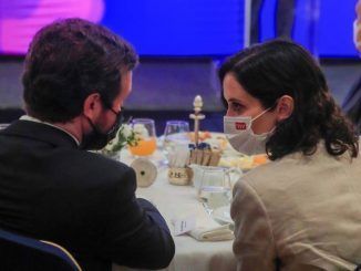 El líder del Partido Popular, Pablo Casado, y la presidenta en funciones de la Comunidad de Madrid, Isabel Díaz Ayuso, conversando