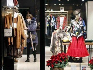 El interior de una tienda de ropa