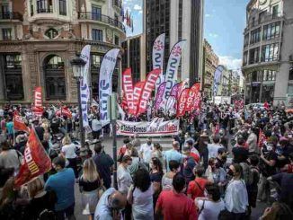 Protesta convocada por los sindicatos de CaixaBank a una semana de que concluya el plazo para negociar el ERE presentado por el banco. EFE/Biel Aliño