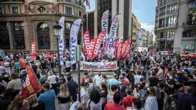 Protesta convocada por los sindicatos de CaixaBank a una semana de que concluya el plazo para negociar el ERE presentado por el banco. EFE/Biel Aliño