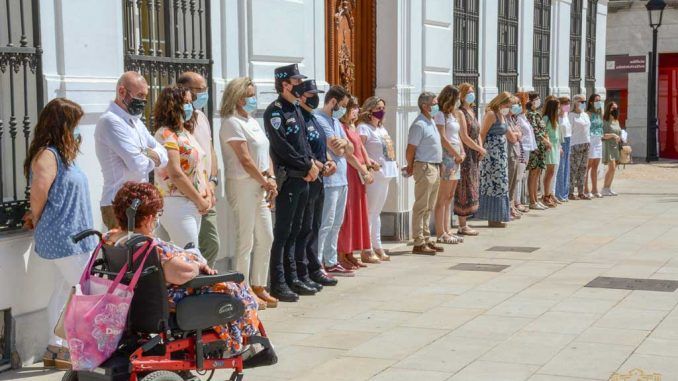 Tomelloso guarda un minuto de silencio por los sucesos de Tenerife