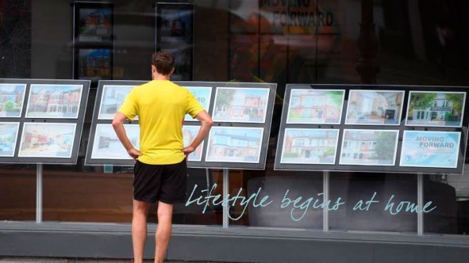 Un hombre observa el escaparate de una inmobiliaria