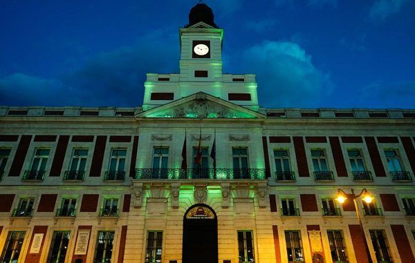 La puerta del sol teñida de verde