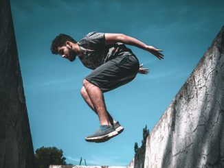 Un hombre haciendo parkour