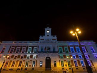 La Real Casa de Correos iluminada con los colores de la bandera LGTB