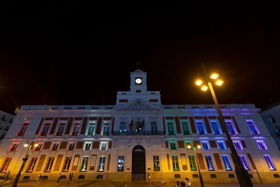 La Real Casa de Correos iluminada con los colores de la bandera LGTB