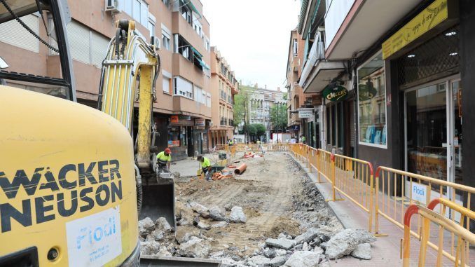 Dentro del plan “Móstoles, como nuevo” el Gobierno de Móstoles pone en marcha las obras de remodelación y acondicionamiento de la calle Estocolmo, unas actuaciones que buscan reordenar el estacionamiento, ampliar aceras y racionalizar los recorridos peatonales.