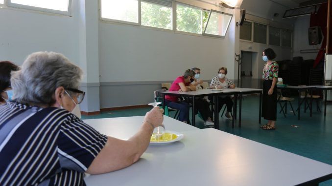 Los vecinos y vecinas participantes en el Campamento de Mayores del Ayuntamiento de Leganés aprenden y se divierten en la semana dedicada a ‘La mujer y la ciencia’.