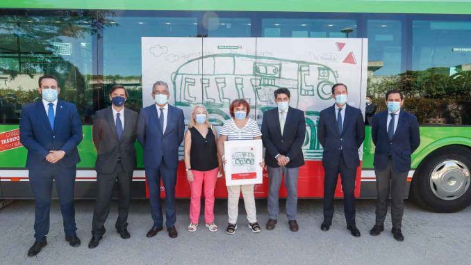 La Comunidad de Madrid homenajea a las personas con discapacidad en el vinilado de un autobús interurbano