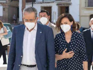 La vicepresidenta primera del Gobierno, Carmen Calvo, junto al rector de la Universidad de Málaga, Jose Ángel Narváez