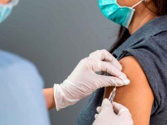 Un sanitario vacuna a un paciente
