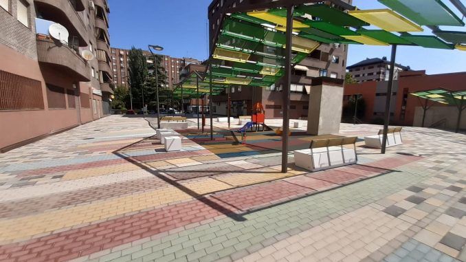 Se ha añadido al proyecto una nueva puerta de entrada automática, más accesible para  personas con movilidad reducida, que se sumará a las mejoras en el centro 