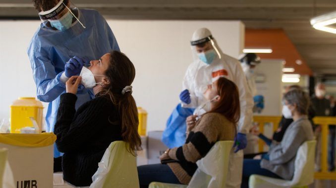 Personal sanitario realiza pruebas de diagnóstico para detectar el coronavirus. EFE/Enric Fontcuberta/Archivo
