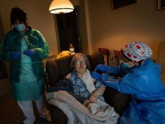 Una enfermera administra una vacuna a una anciana dependiente. EFE/Archivo