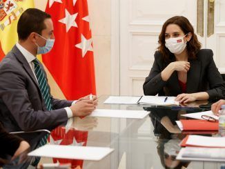 La presidenta de la Comunidad de Madrid, Isabel Díaz Ayuso durante su reunión con la portavoz del Grupo Parlamentario del PSOE, Juan Lobato este martes en la Real Casa de Correos. EFE/Juanjo Martin