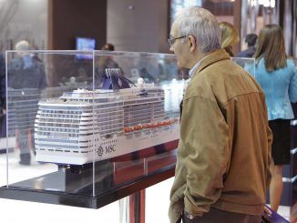 Un hombre observa la maqueta de un barco en el stand de la Feria Intercacional de Turismo de Madrid (Fitur), en una fotografía de archivo. EFE/Juanjo Guillén