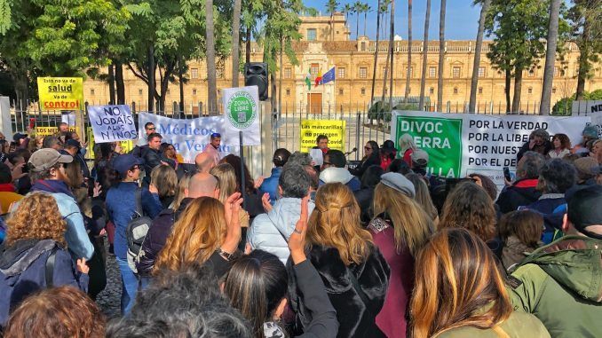 Alrededor de un millar de personas se han manifestado, este domingo, en Sevilla para mostrar su oposición a las vacunas contra la covid-19 y a las normas de distanciamiento social y de uso de mascarillas para frenar el avance de la pandemia. EFE/ David Arjona
