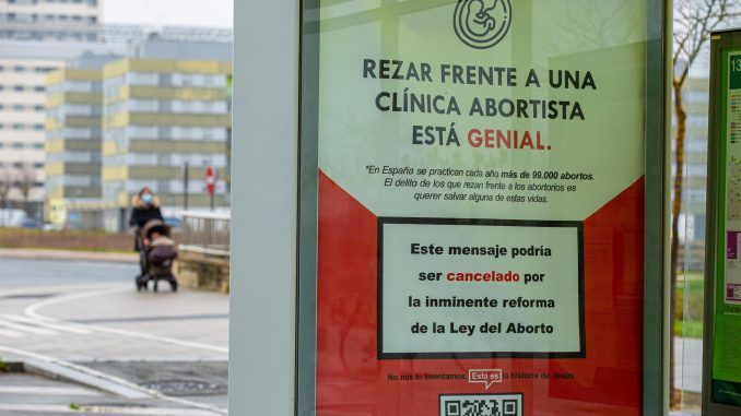 Una decena de ayuntamientos han decidido retirar de marquesinas y soportes publicitarios la polémica campaña de la Asociación Católica de Propagandistas (ACdP) que anima a "rezar" ante las clínicas abortistas, al considerar que vulnera los derechos de las mujeres, aunque otros, como Madrid y Córdoba, la van a mantener.EFE/David Aguilar