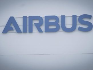 Vista del logo de Aibus en un edificio de la compañía en Bremen, Alemania, en una fotografía de archivo. EFE/Focke Strangmann
