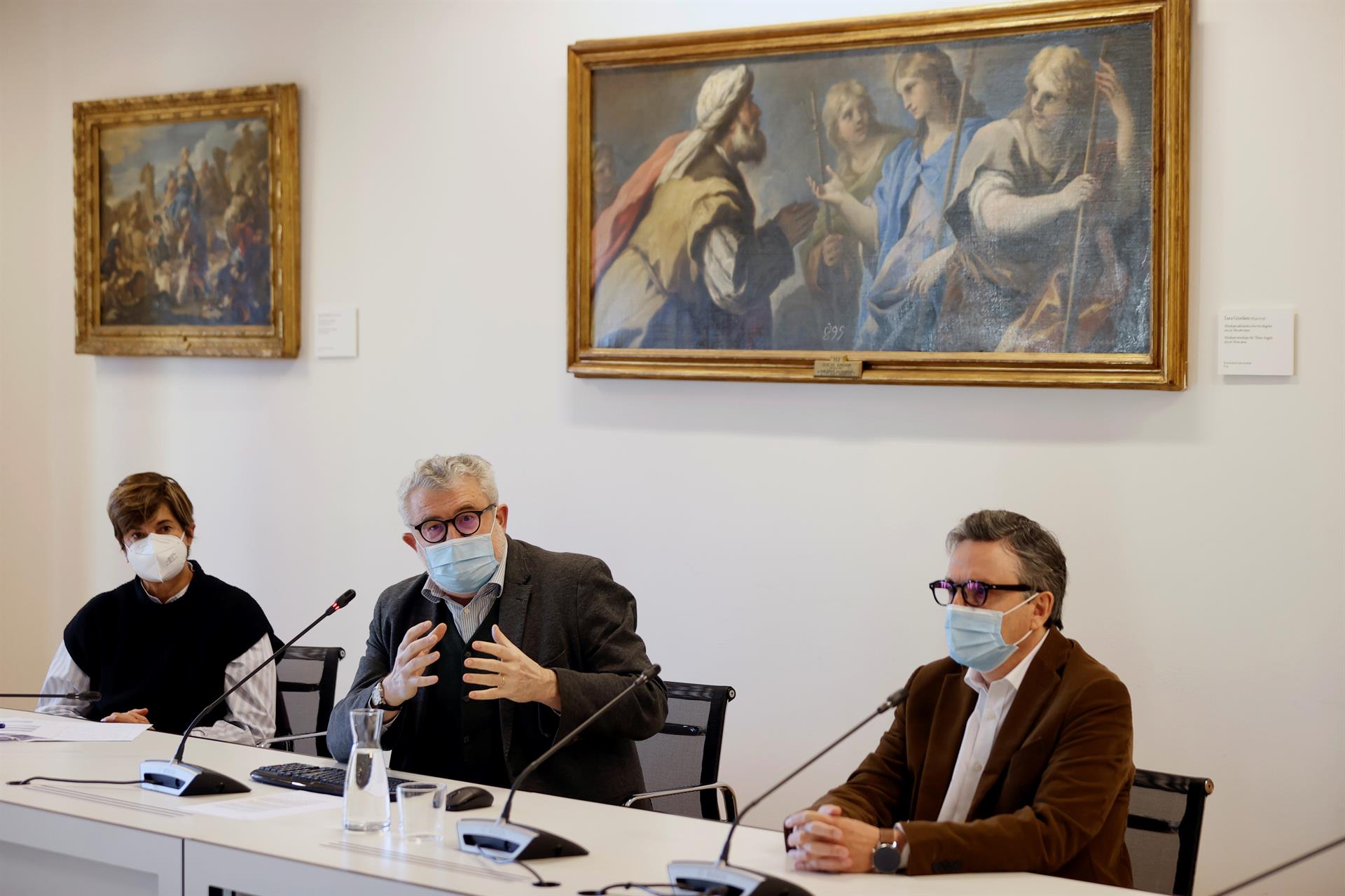 El director del Museo Nacional del Prado, Miguel Falomir Faus (c), presenta en rueda de prensa la agenda de exposiciones temporales y proyectos programados para el año 2022, este miércoles en Madrid. La agenda 2022 del Museo del Prado está marcada por la revitalización de la colección permanente y nuevas exposiciones temporales. EFE/ Emilio Naranjo 