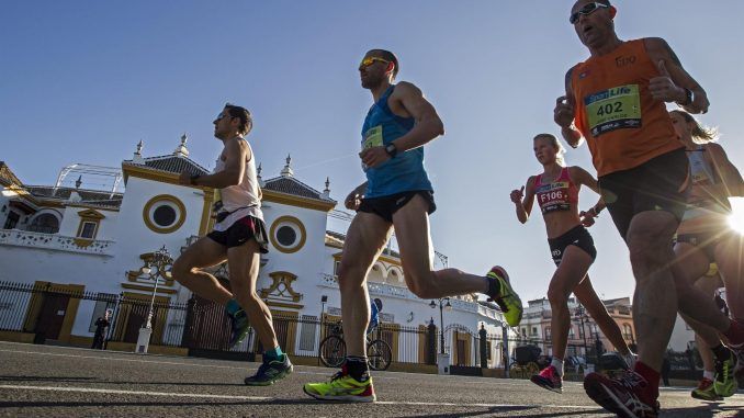 Un grupo de participantes en una prueba atlética en Sevilla. EFE/Archivo
