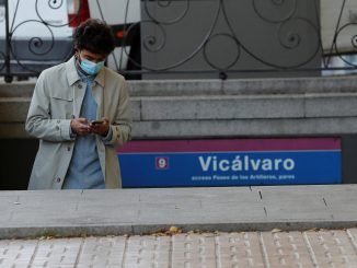 Un ciudadano consulta su teléfono a su salida de la estación de metro de Vicálvaro, en foto de archivo. EFE/Chema Moya