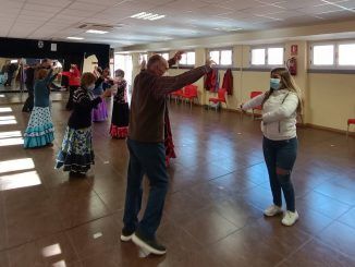 Actividad realizada en un centro de mayores con motivo de los encuentros intergeneracionales