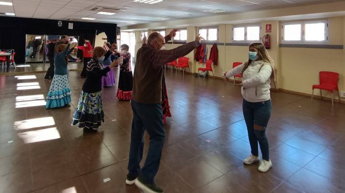 Actividad realizada en un centro de mayores con motivo de los encuentros intergeneracionales