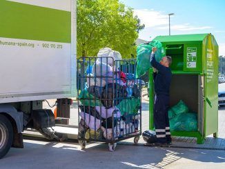 Recogida de residuo textil en una de los camiones de la Fundación Humana-min