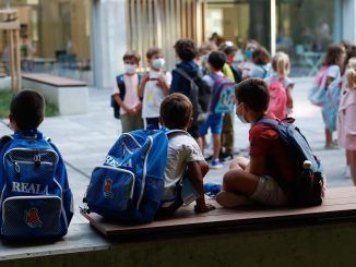 Un grupo de niños a la puerta de un colegio en una imagen de archivo. EFE/Juan Herrero.