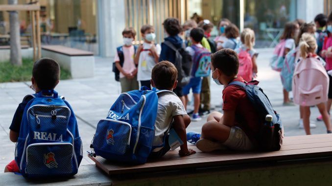 Un grupo de niños a la puerta de un colegio en una imagen de archivo. EFE/Juan Herrero.
