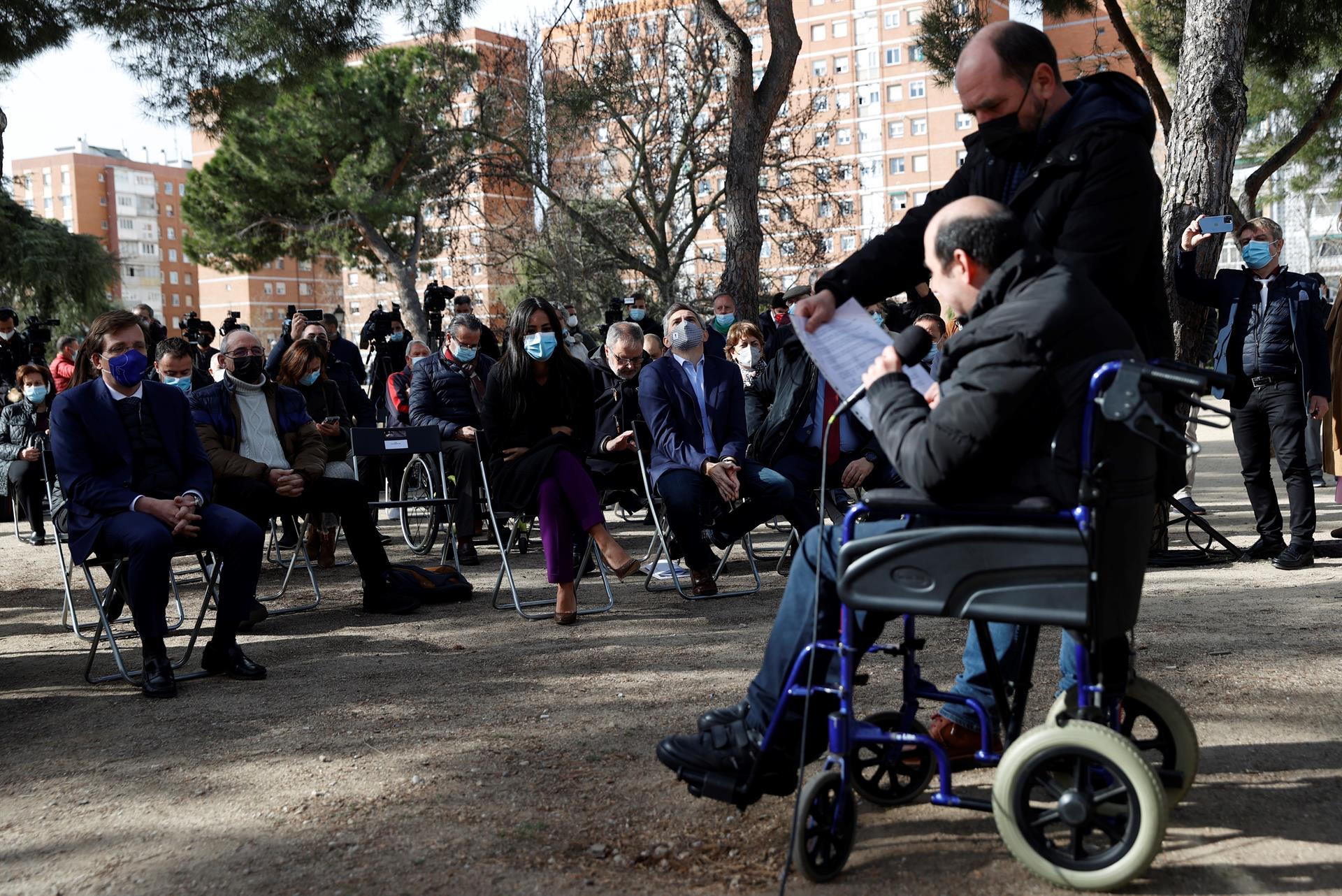 El alcalde de Madrid, José Luis Martínez-Almeida (i), y la vicealcaldesa, Begoña Villacís (c), escuchan la intervenciónb de Daniel Díaz durante la inauguración de la primera Oficina de Vida Independiente para Personas con Discapacidad Intelectual puesta en marcha por una administración pública, este miércoles en Madrid. EFE/ Mariscal 