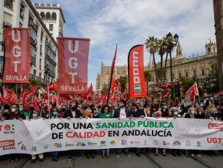 Miles de personas se han manifestado en Sevilla y en las ocho capitales andaluzas convocadas por sindicatos CCOO y UGT bajo el lema "Es tu derecho. Por una sanidad pública de calidad en Andalucía". EFE/Julio Muñoz