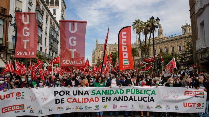 Miles de personas se han manifestado en Sevilla y en las ocho capitales andaluzas convocadas por sindicatos CCOO y UGT bajo el lema "Es tu derecho. Por una sanidad pública de calidad en Andalucía". EFE/Julio Muñoz
