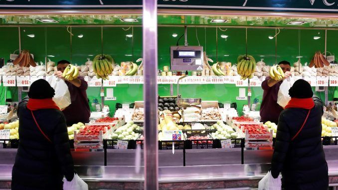 Una frutería en un mercado de Madrid, en una fotografía de archivo. EFE/Juan Carlos Hidalgo
