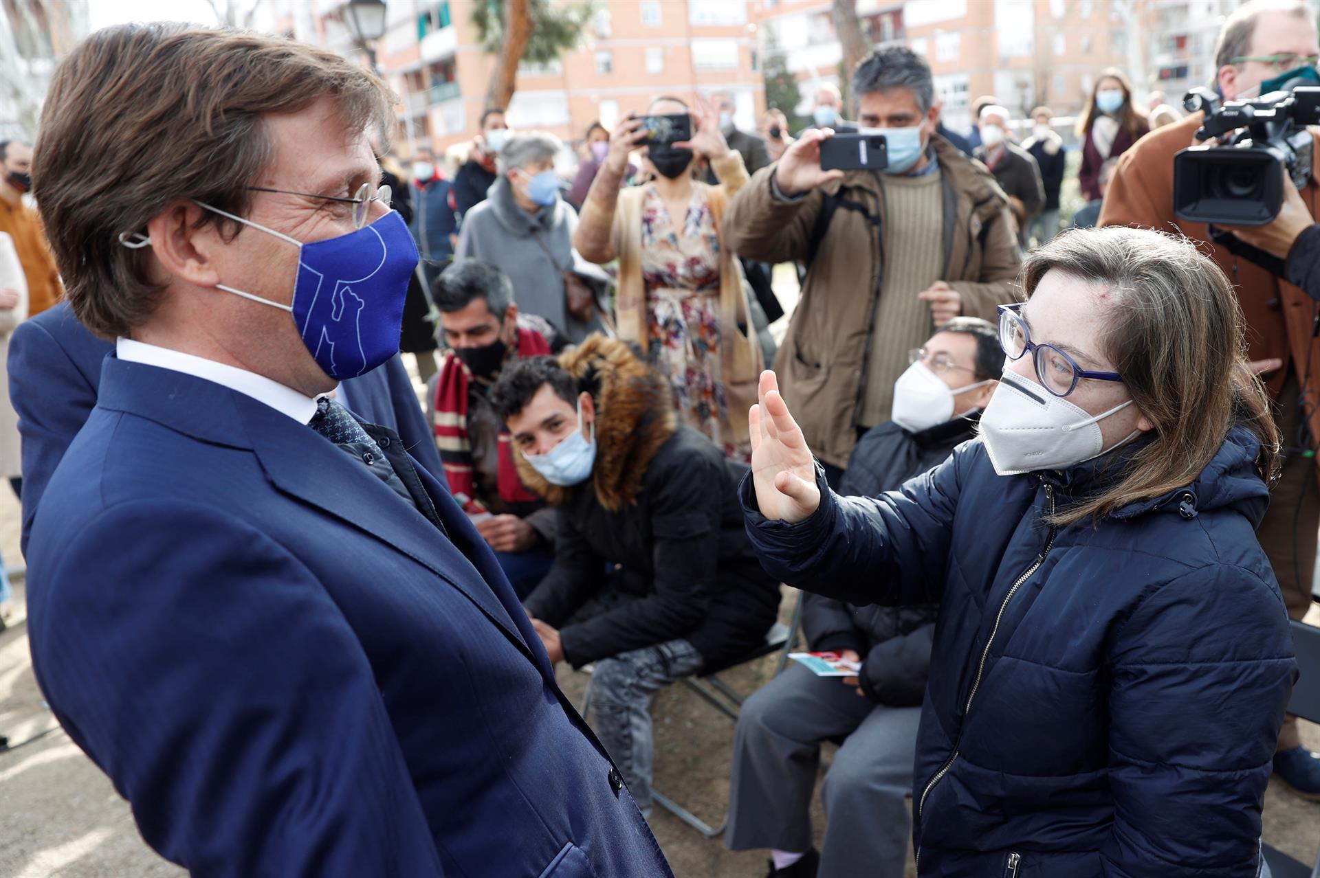 El alcalde de Madrid, José Luis Martínez-Almeida durante la inauguración de la primera Oficina de Vida Independiente para Personas con Discapacidad Intelectual puesta en marcha por una administración pública, este miércoles en Madrid. EFE/ Mariscal 